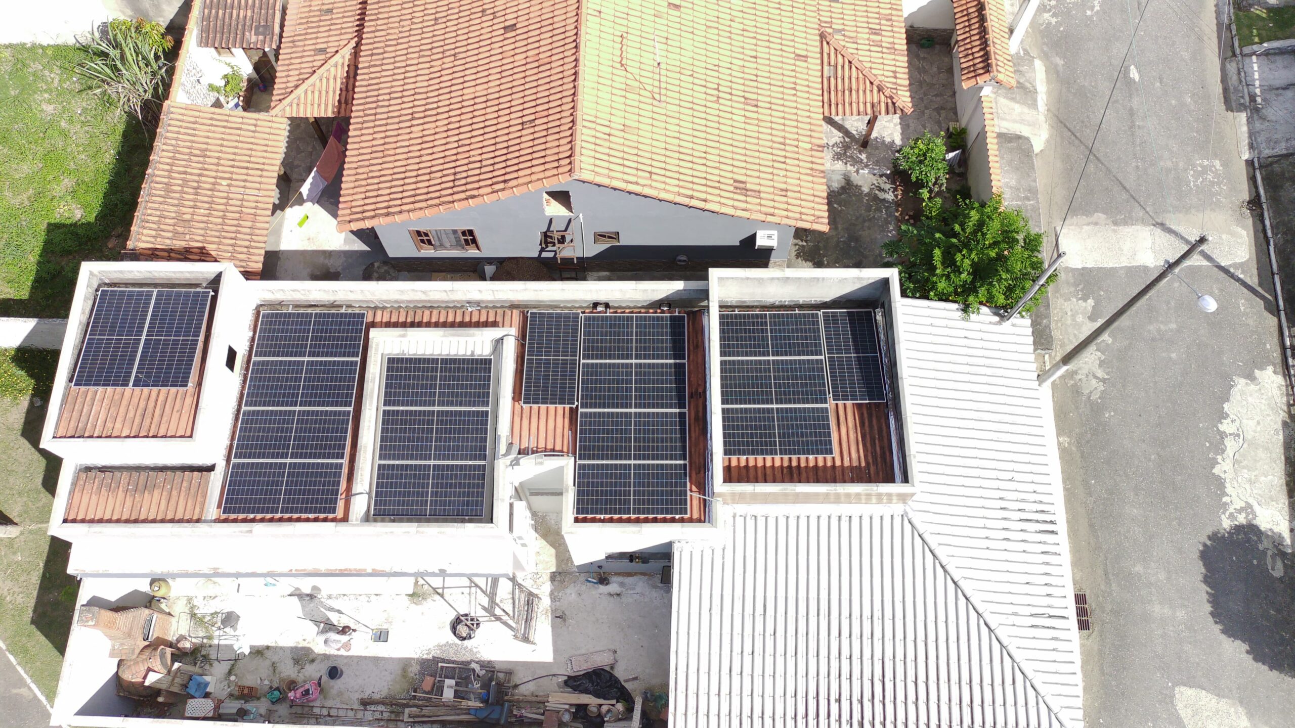 Vista aérea de casa com painéis solares instalados no telhado.